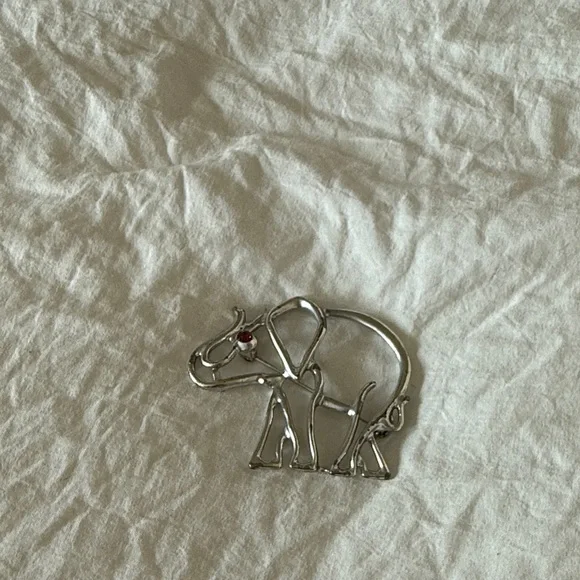 Elephant Brooch Red gem silver - Picture 2 of 4